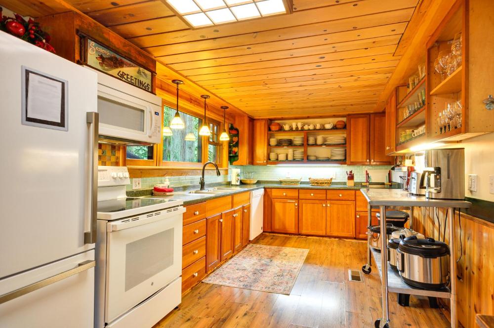 Forested Minikahda Lodge with Hot Tub Near Mt Hood
